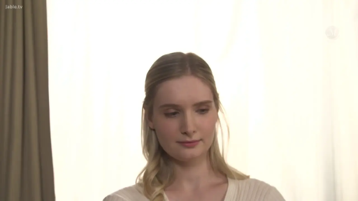 室内 · 面部特写 · 正面 · 浅色针织衫