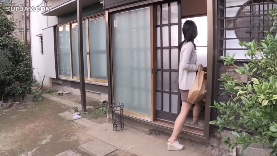 坡跟凉鞋 · 民宅门口 · 购物袋
