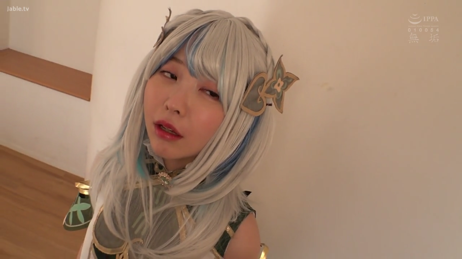 室内 · 脸部特写 · 平静 · 注视镜头 · 侧头 · 假发 · 角色扮演服 · 动漫角色