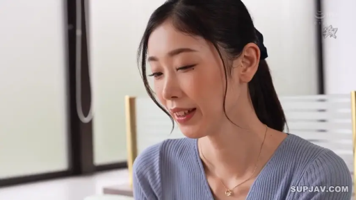 室内 · 坐姿 · 面部特写 · 浅蓝色针织衫