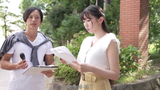 专注 · 中文字幕 · 文件资料 · 砖墙旁 · 男子肩部披挂灰色针织衫 · 两人中景半身照
