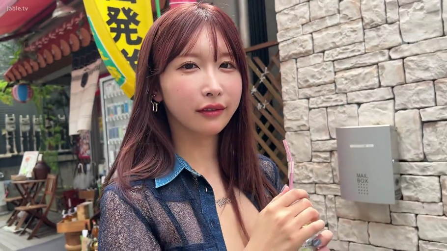注视 · 上半身特写 · 户外街道 · 饮料杯 · 精致妆容 · 牛仔领口