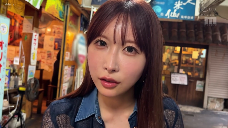 注视 · 牛仔衬衫 · 居酒屋巷弄 · 脸部正面特写