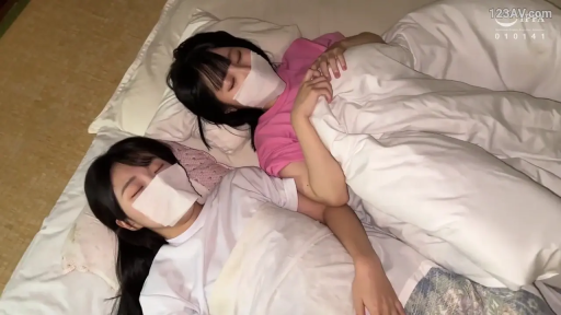 卧室 · 中景 · 闭眼 · T恤 · 两人 · 睡眠 · 并排躺卧 · 封口布