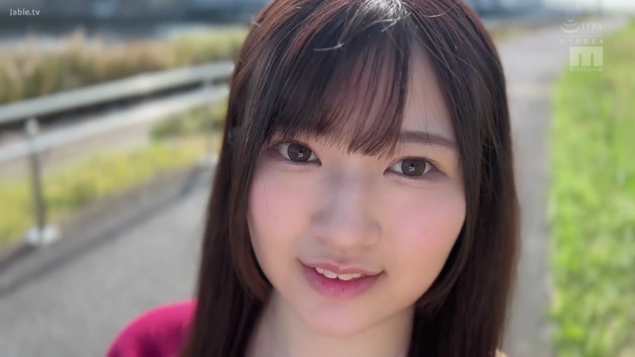 站立 · 平静 · 面部特写 · 凝视 · 户外 · 自然光 · 红色上衣