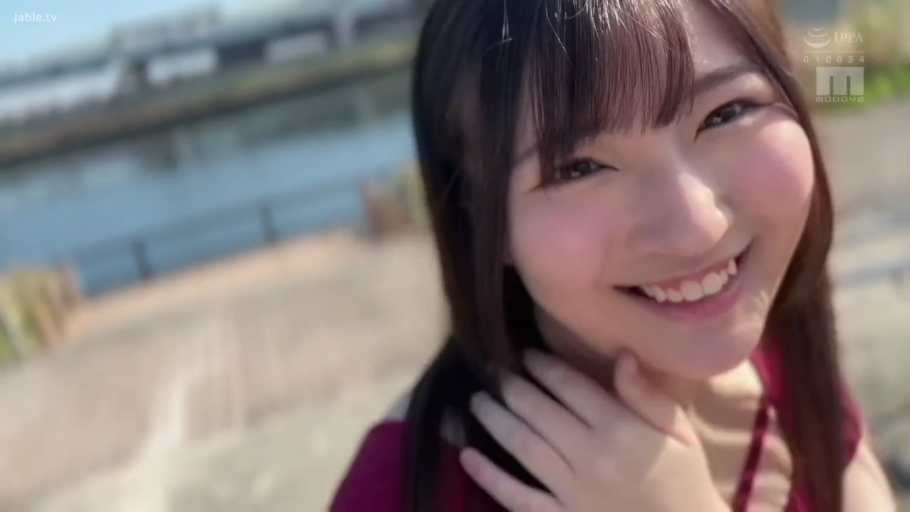 甜美 · 站立 · 微笑 · 项链 · 面部特写 · 户外 · 红色上衣 · 人像