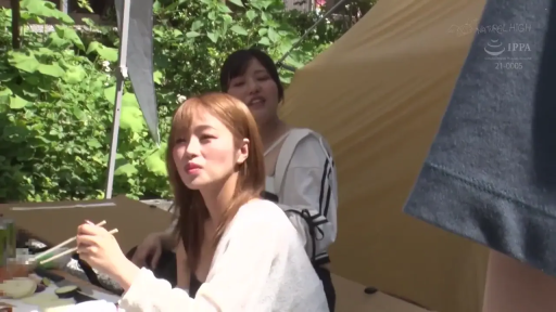 坐姿 · 自然 · 聊天 · 户外 · 休闲服 · 筷子