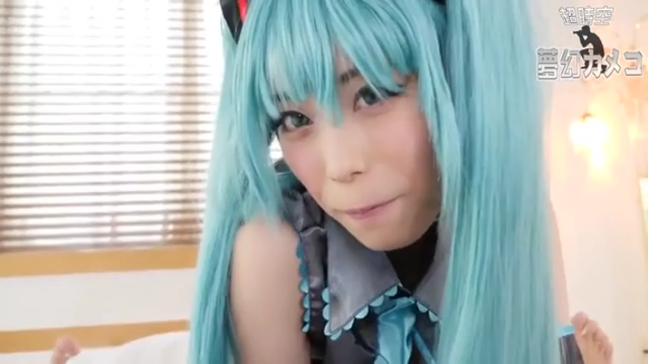 室内 · 脸部特写 · 微笑 · 注视镜头 · 双马尾 · 前倾 · 假发 · 初音未来Cosplay服