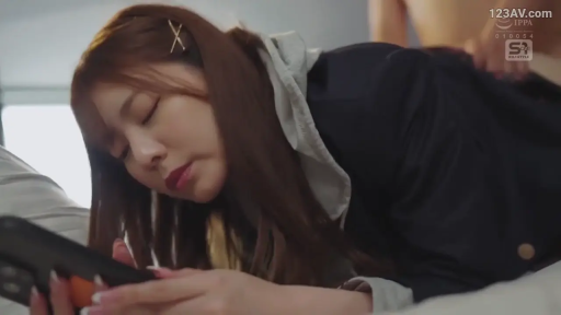 面部 · 卧室 · 手机 · 趴卧 · 无表情 · 玩手机 · 连帽外套