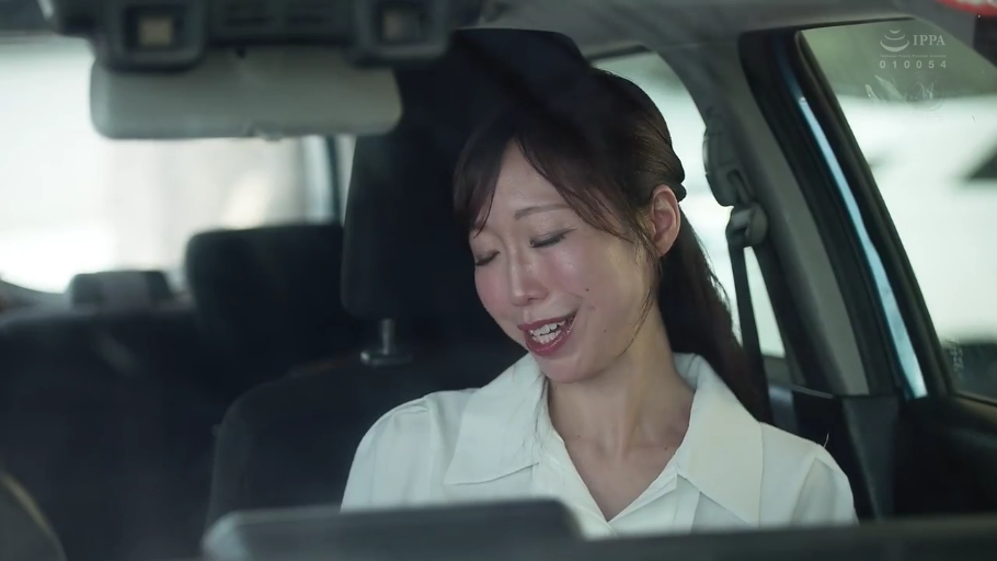 微笑 · 汽车 · 人物面部特写 · 汽车内部 · 白色翻领上衣