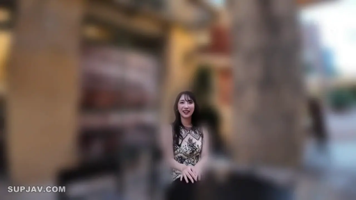 上半身中景 · 微笑 · 户外街道 · 无袖镂空花纹上衣