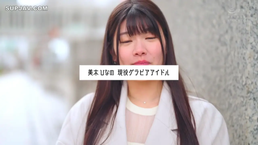 站立 · 字幕 · 微笑 · 近景 · 屋外 · 访谈 · 白色外套