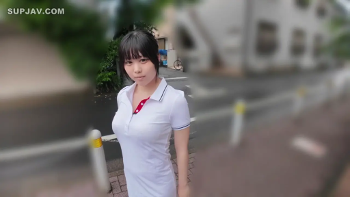 站立 · 巨乳 · 微笑 · 半身 · 对视 · 户外街道 · 白色紧身POLO衫