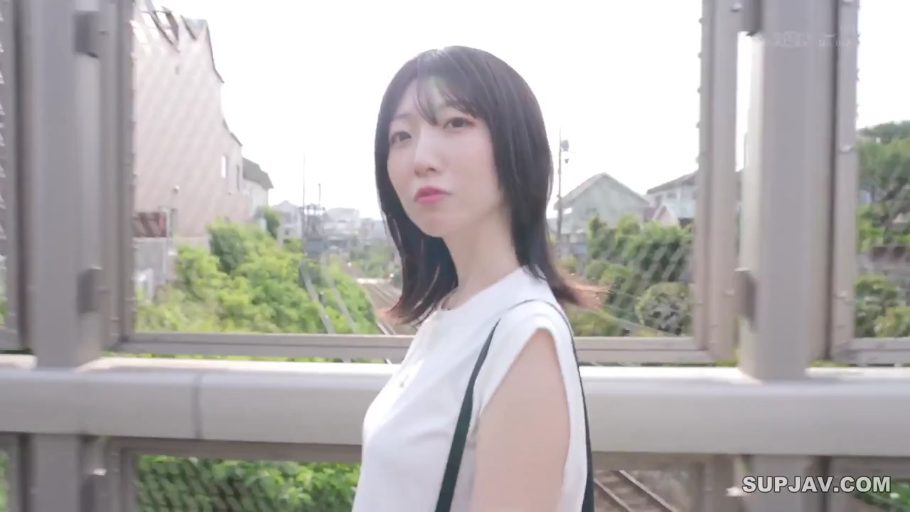回眸 · 半身特写 · 注视镜头 · 白色无袖上衣 · 单肩包 · 户外天桥 · 微噘嘴 · 清纯日系