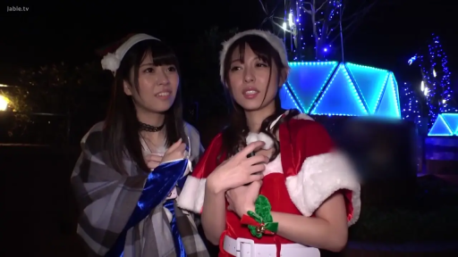 交谈 · 站立 · 微笑 · 半身 · 户外 · 双人 · 圣诞服 · 圣诞帽