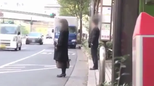 公交站 · 画质模糊 · 模糊处理 · 女性穿着黑色大衣 · 提包