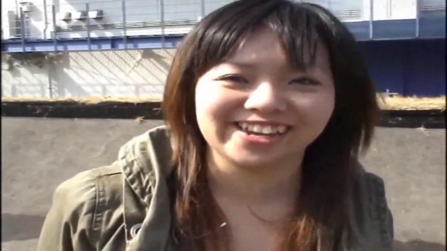 开朗 · 面部特写 · 建筑物旁 · 自然光 · 绿色连帽外套