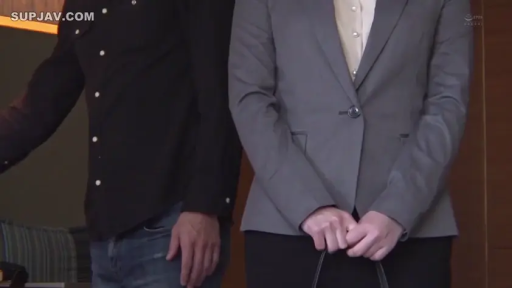 办公室 · 手提包 · 手部特写 · 黑色职业西裤 · 中性表情