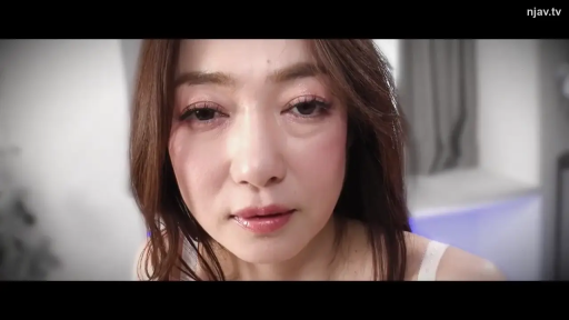 室内 · 俯身 · 脸部特写 · 潮红 · 凝视 · 白色吊带 · 妆容