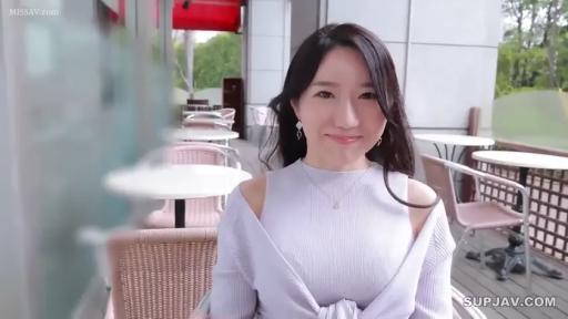 坐姿 · 微笑 · 首饰 · 上半身特写 · 长发 · 露肩针织衫 · 看向镜头 · 露天咖啡馆