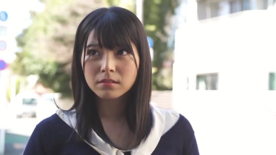 严肃 · 站立 · 面部特写 · 凝视 · 街道 · 水手服 · 黑发