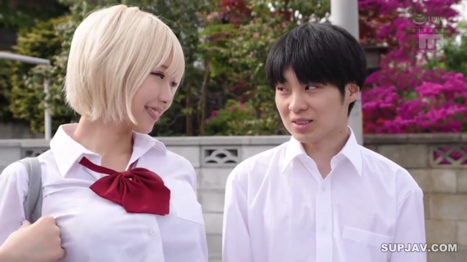 交谈 · 站立 · 微笑 · 上半身 · JK制服 · 户外 · 金发 · 单肩包