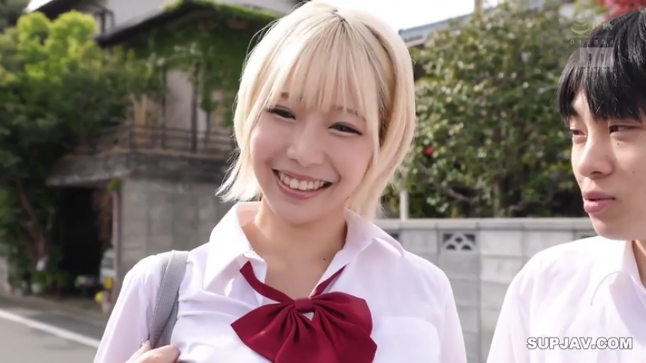 看着对方 · 领结 · 白色学生制服衬衫 · 户外街道 · 女生面部特写 · 日本学生制服风格