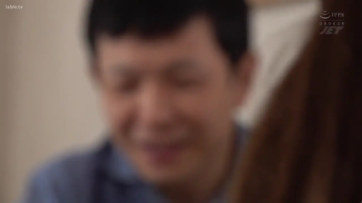 室内 · 坐姿 · 交谈 · 微笑 · 面部特写 · 蓝色上衣