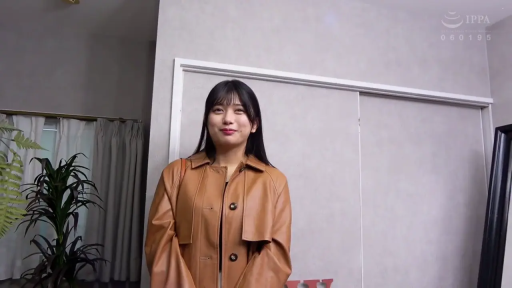 室内 · 中景 · 站姿 · 微笑 · IPPA水印 · 室内绿植 · 看着镜头 · 棕色皮衣