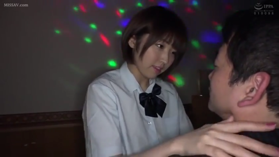 室内 · 温柔 · 侧面肩部特写 · 氛围灯 · 白色学生制服衬衫 · 彩色氛围灯光