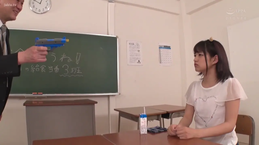 教室 · 男人持枪的手部特写 · 女生一脸严肃 · 女生穿白色短袖上衣 · 蓝色玩具枪