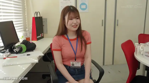 坐姿 · 办公室 · 微笑 · 半身 · 接受采访 · 牛仔裙 · 素人 · 工作证