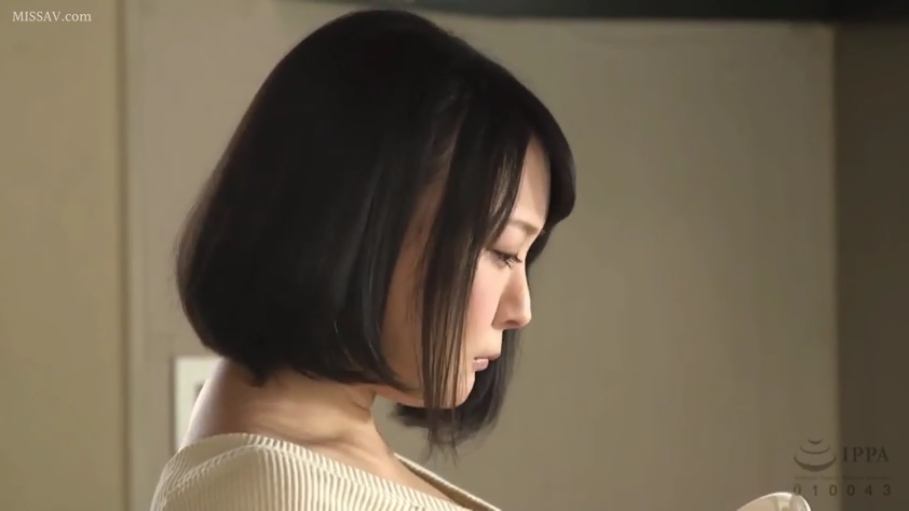 室内 · 低头 · 平静 · 注视 · 针织衫 · 短发 · 侧脸