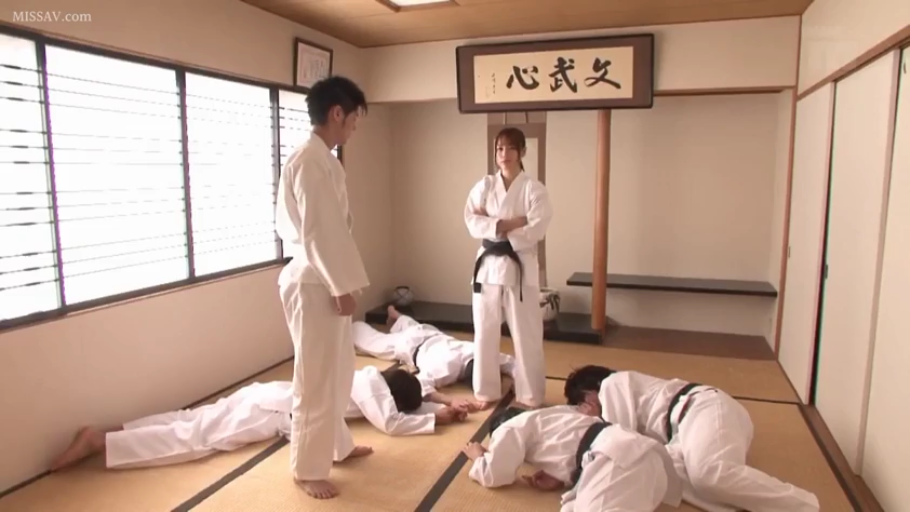 全景 · 多人 · 对峙 · 道场 · 冷漠 · 抱胸站立 · 道服 · 牌匾