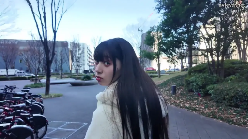 半身特写 · 户外公园 · 白色毛绒外套