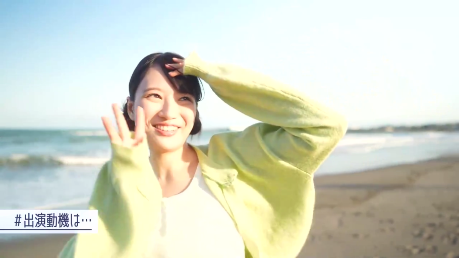 站姿 · 微笑 · 半身 · 日光 · 绿色开衫 · 海边 · 遮阳