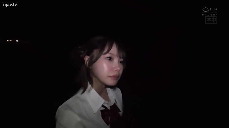 脸部特写 · 白色校服 · 哭泣 · 悲伤 · 捂嘴 · 户外深夜 · JK学生