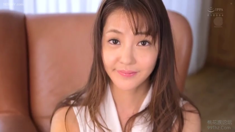 室内 · 坐姿 · 脸部特写 · 微笑 · 皮沙发 · 对视 · 长发 · 白色V领上衣