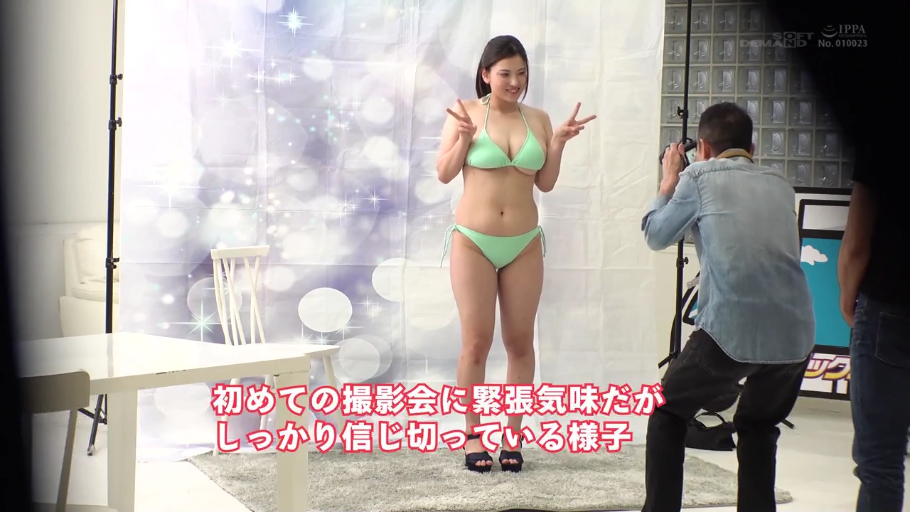 微笑 · 摄影棚 · 日语字幕 · 绿色比基尼 · 单反相机 · 人物全身
