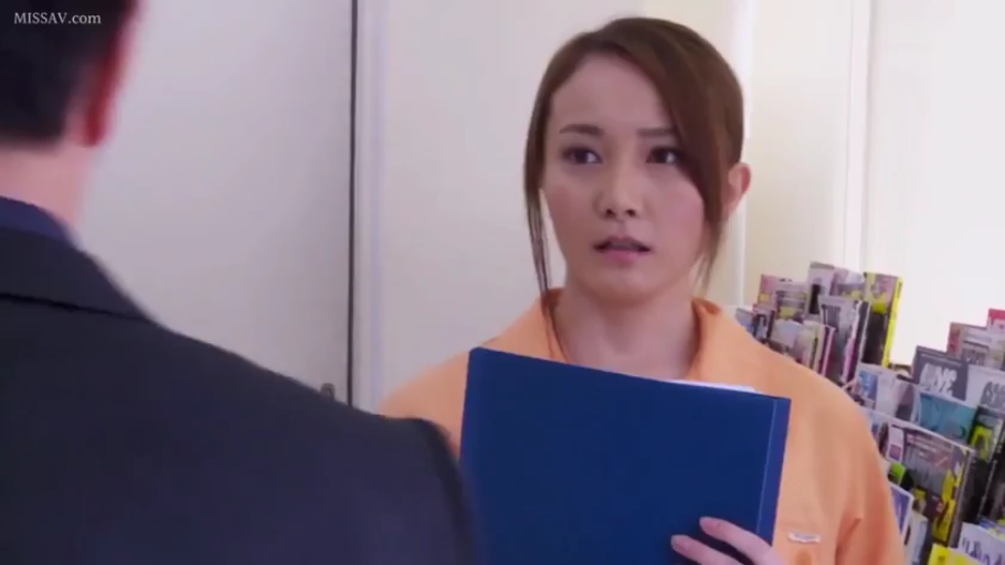 站立 · 中景 · 惊讶 · 蓝色文件夹 · 室内办公室 · 橘色工作服 · 日本女优 · 持文件夹对话