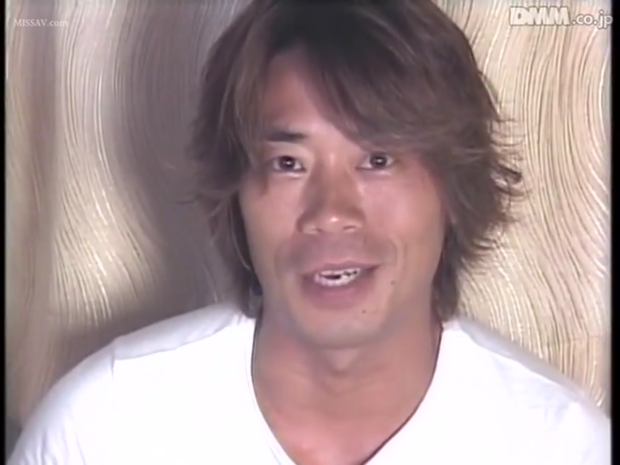 室内 · 脸部特写 · 自然 · 白色圆领T恤