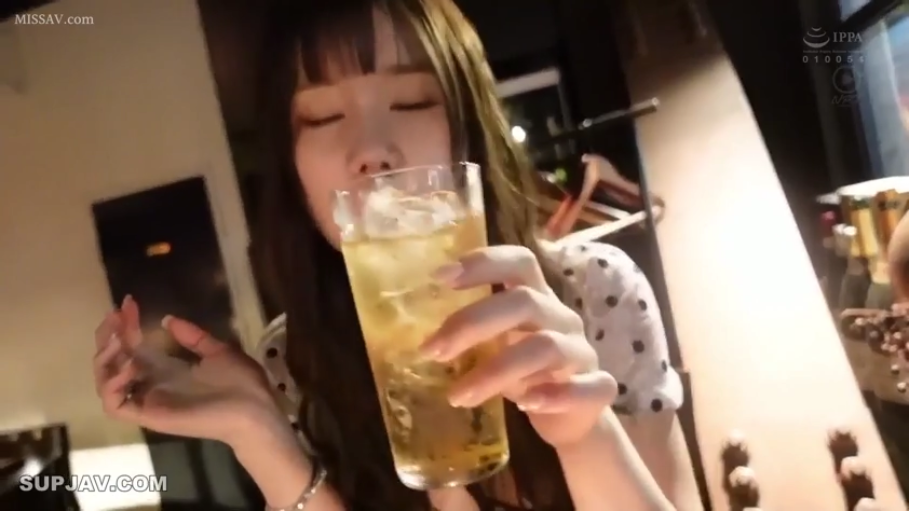 微醺 · 面部特写 · 酒杯 · 酒吧 · 波点上衣 · 杯中有冰块