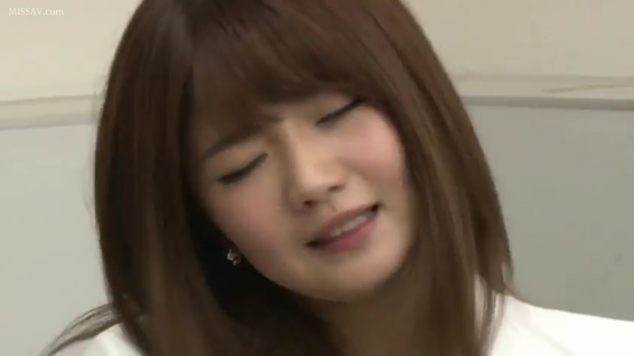 室内 · 脸部特写 · 白色上衣 · 仰头