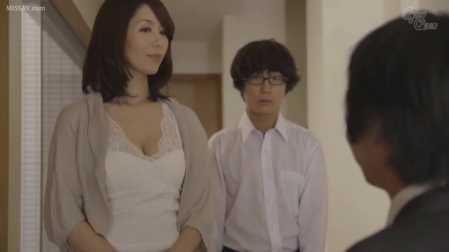 室内走廊 · 女性胸部特写 · 女性身穿白色蕾丝边吊带背心，外搭浅色针织开衫 · 男性惊讶呆滞