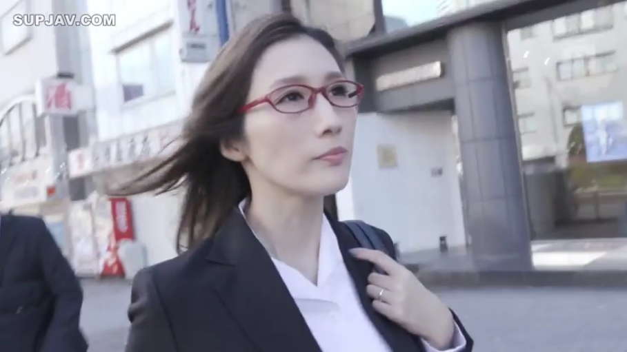 冷静 · 黑色西装外套 · 顔のクローズアップ · 街道