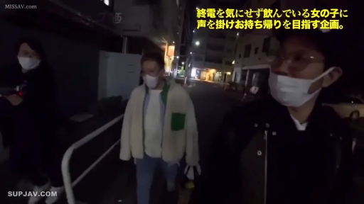 自然 · 休闲装 · 街道 · 行走 · 口罩 · 夜间 · 街头搭讪