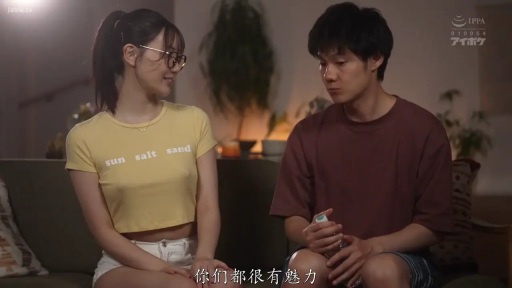 微笑 · 客厅 · 男性穿深红色宽松T恤和条纹短裤