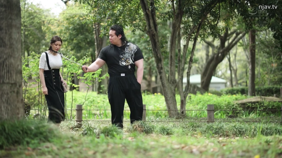 屈辱 · 站立 · 全景 · 调教 · 公园 · 牵引绳 · 吊带裙 · 牵引