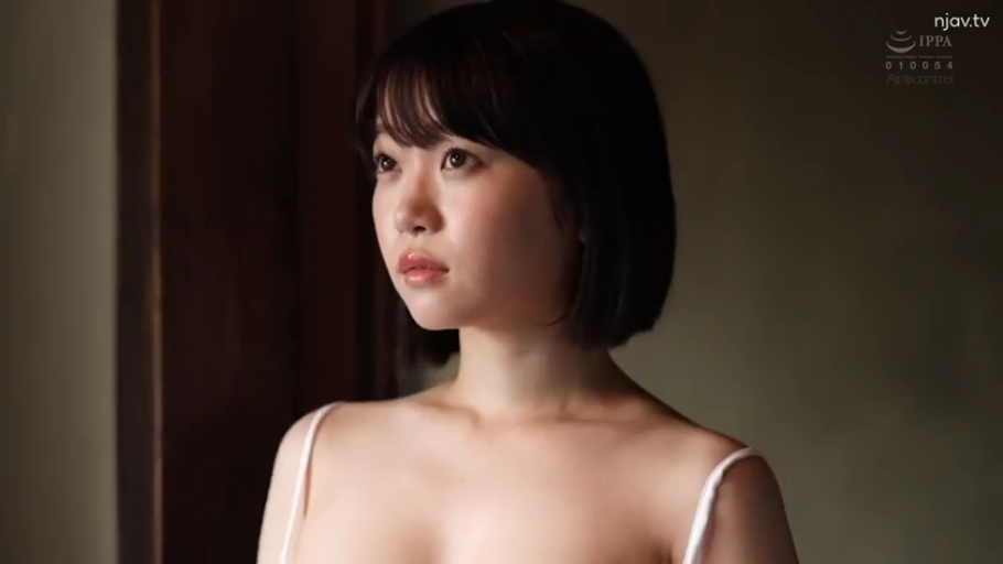 室内 · 站立 · 面部特写 · 凝视 · 短发 · 白色吊带 · 恬静