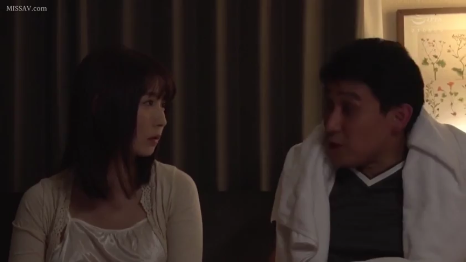 卧室 · 交谈状态 · 中景人物侧拍 · 白色浴巾 · 男子披着浴巾